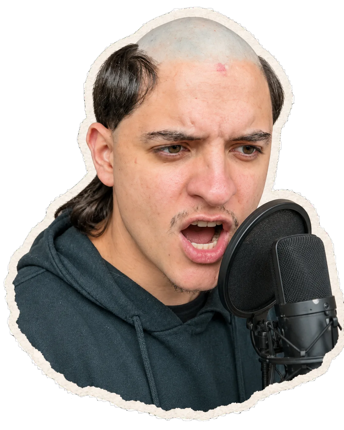 Artista gravando com um microfone no estúdio SEM T VOICER
